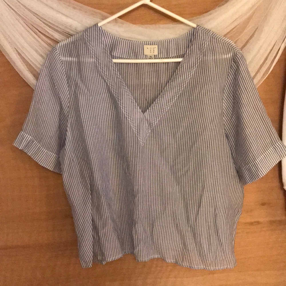 🌟make an offer🌟cropped pin-striped top🌟